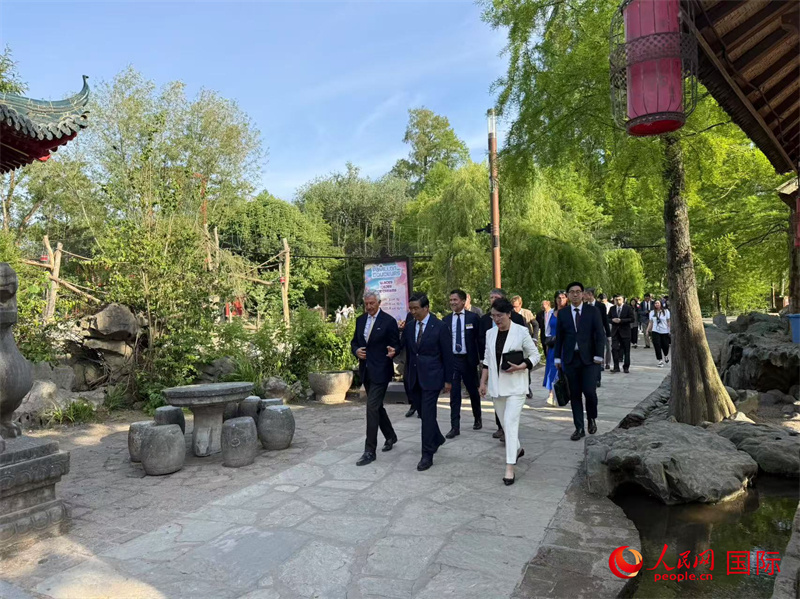中国驻比利时Fei Shengchao参加了“金猴欢迎仪式”