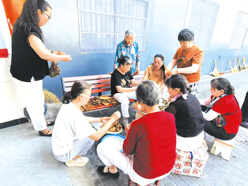 Huanglong社区已安排了龙船节主题的主题，以“假