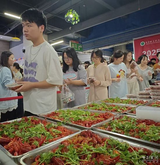 西宁的一所大学邀请毕业生吃1,000公斤小龙虾