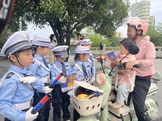 图2：萌娃开展文明交通劝导.jpg.jpg