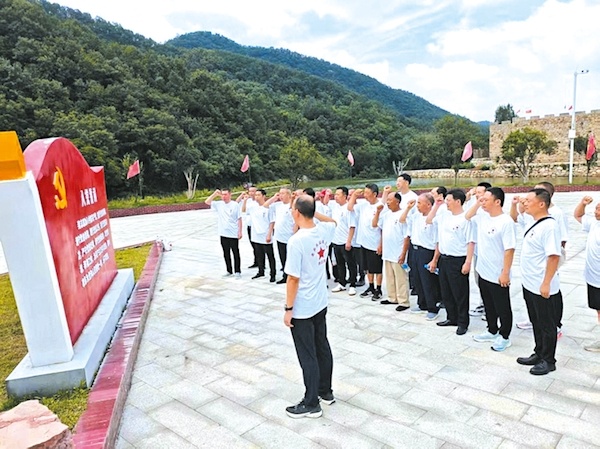 Suixian Tangxian Town组织了30多名退休退伍军人进行红