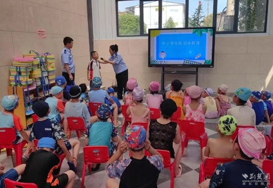 横沟桥派出所在游泳馆开展防溺水宣传.jpg