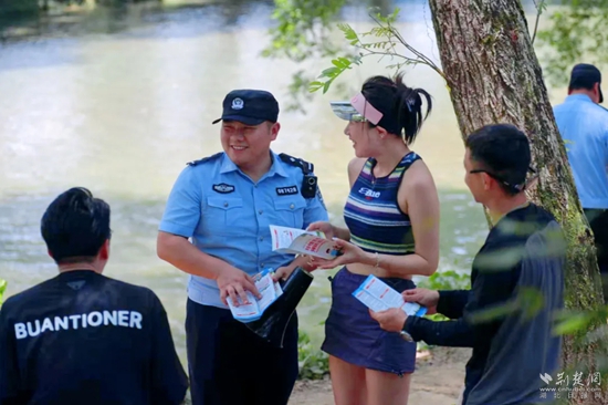 马桥派出所民警在巡河中开展防溺水宣传.jpg