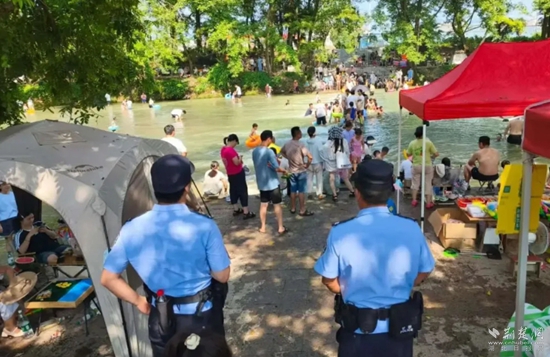 咸安马桥派出所民辅警在高赛河开展安全巡逻护航.jpg