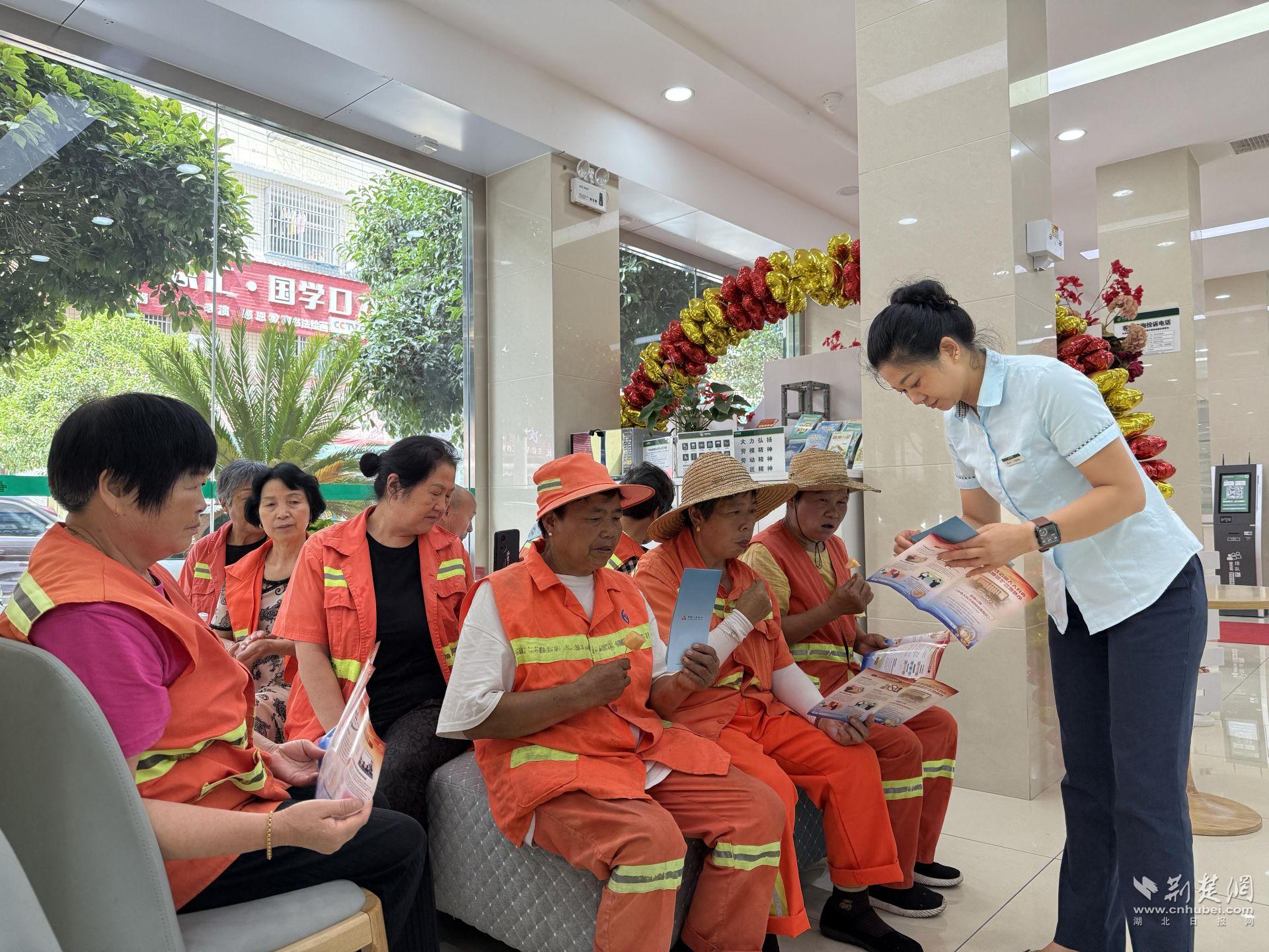 Jianshi的“ Yuai Station”为户外工人建造了一个热港