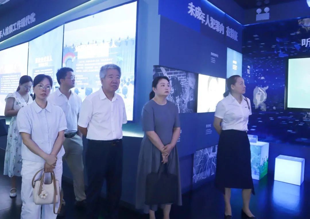 Ceng Xing的代表 - 完成教育警告基金会角色的完整