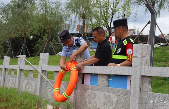 双鹤派出所民辅警在辖区重点水域排查隐患，装配救生工具.jpg
