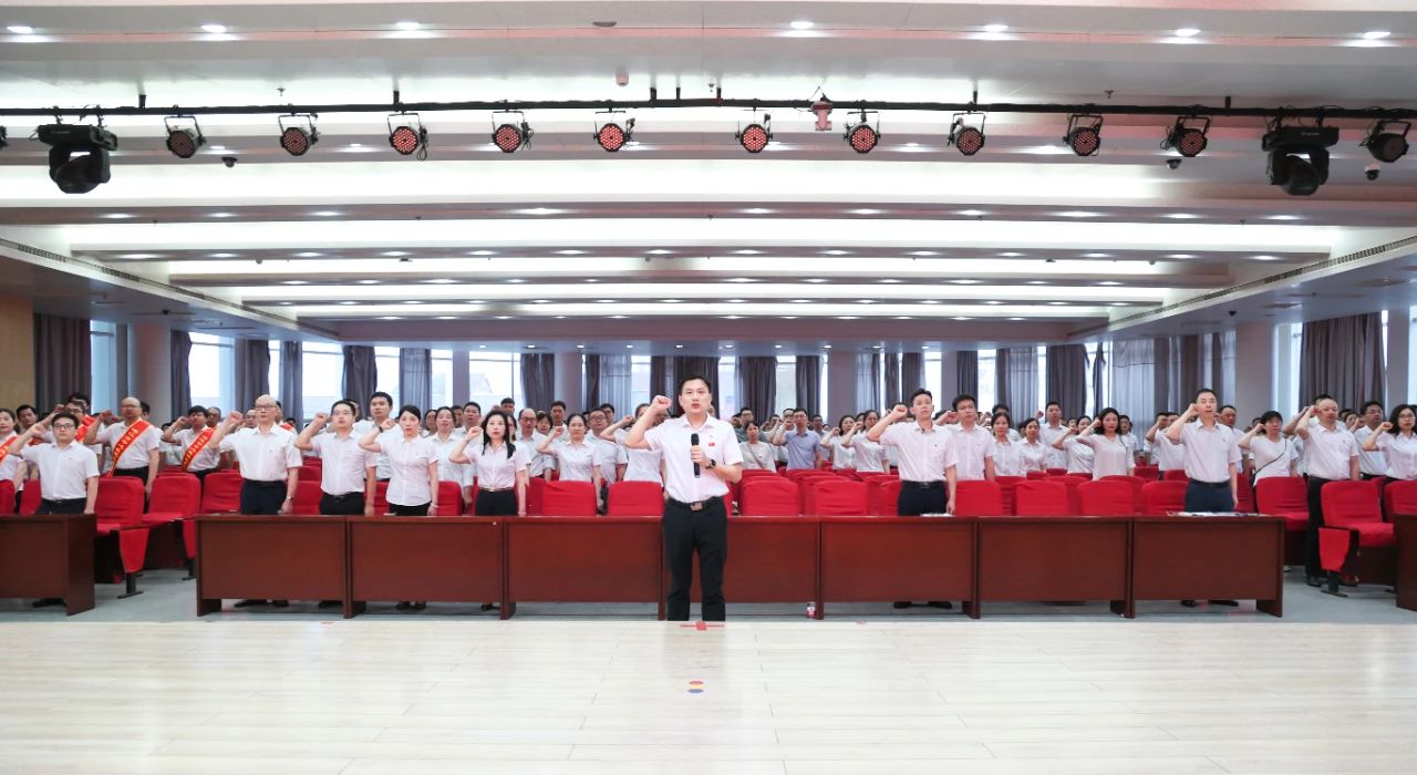 Qianjiang中央医院举行了一场赞美会议，以庆祝嘉