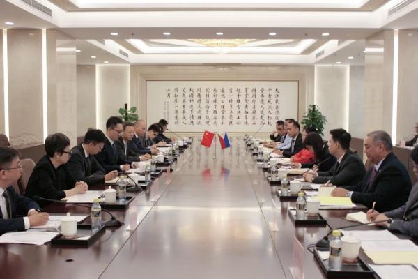 中国和菲律宾拥有咨询的第九个