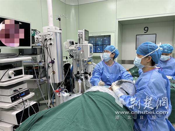 八年中耳炎拖出“耳内炸弹” 医师“镜”下巧拆弹