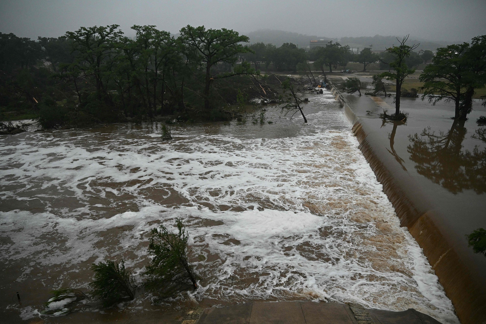 德克萨斯州的洪水死亡增加到43个，还有27名仍在
