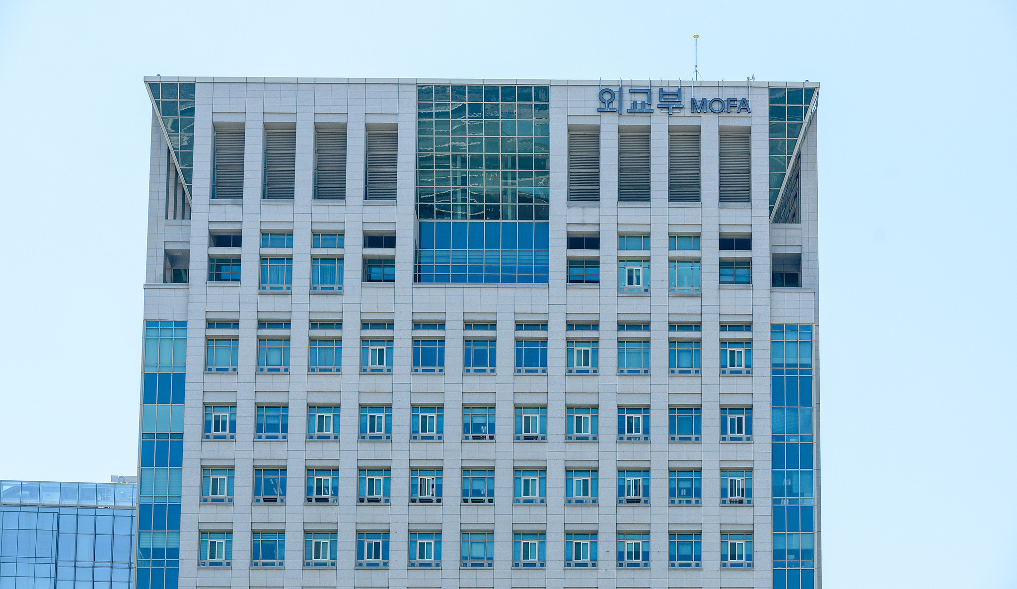 特朗普要求在韩国提供100亿美元的军事费用。符