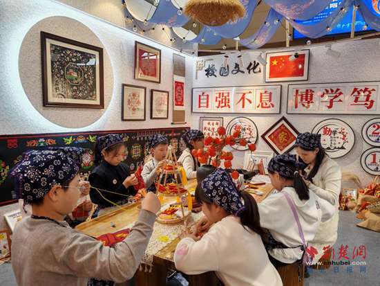 黄梅（Huangmei）研究了中国学校课程的新途径，使