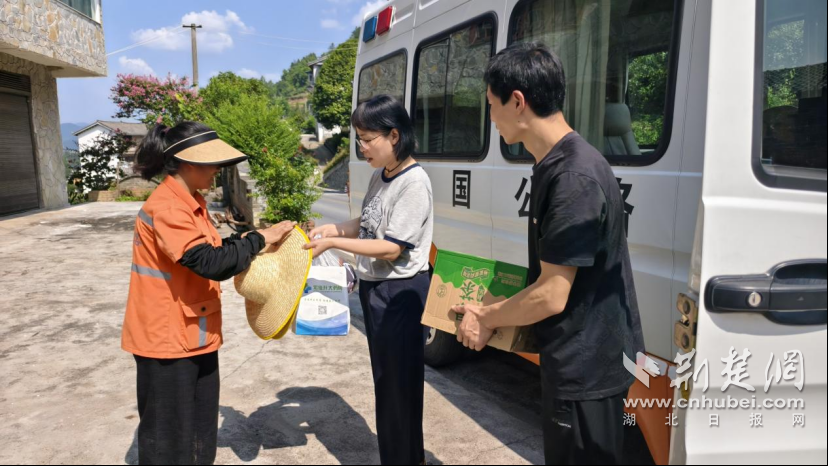 ENSHI高速公路开发中心在高温下向前线员工“毛茸