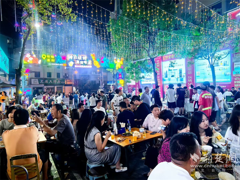 国际游客体验Shennongjia：凉山和河流之间的烟花风