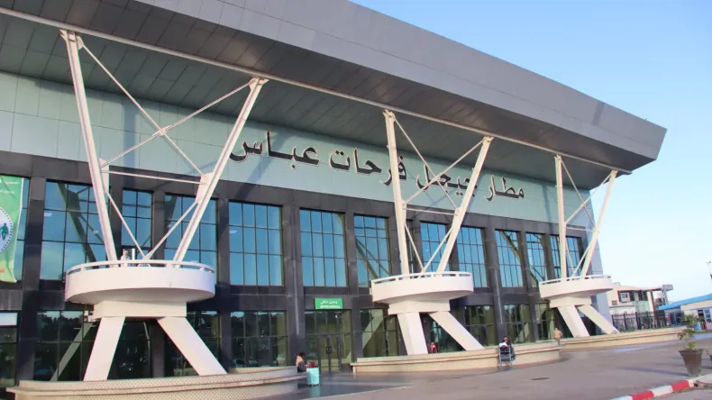 阿尔及利亚的侦察飞机坠入训练，杀死了4人