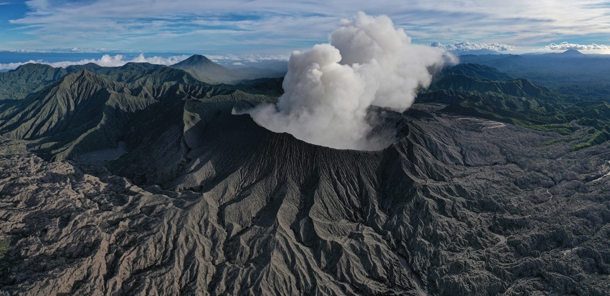 杜科诺火山在印度尼西亚爆炸，一列灰分达到8