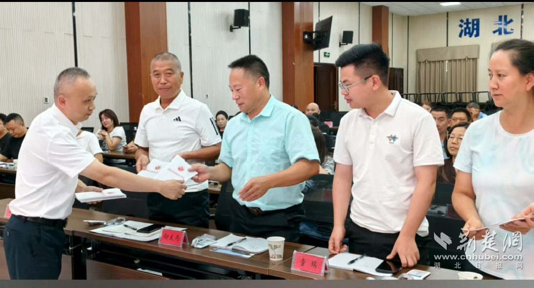 向参训人员发放《湖北省内部审计条例》.png.png
