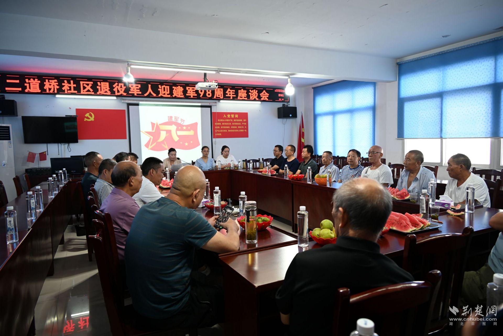 军事和平民以深厚的友谊庆