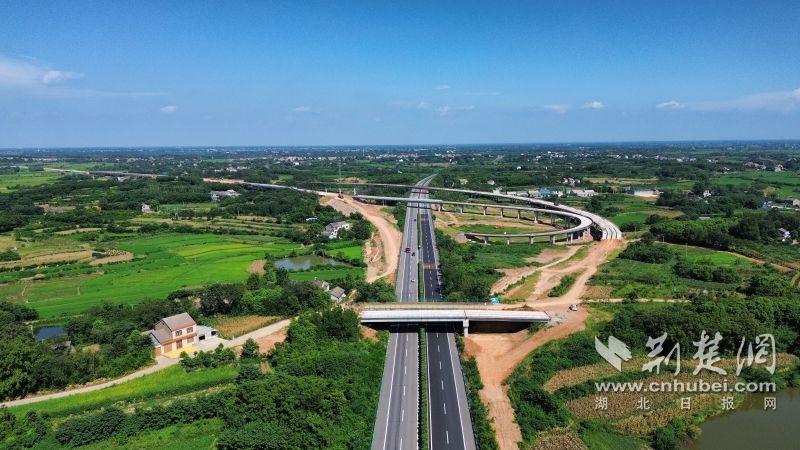 在整个Yueyi高速公路上，Wusong Expressway的机械化立
