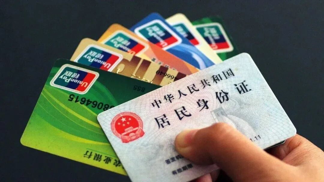 原来 刘女士之前在网上申请贷款 通过一番咨询 客服告诉她银行卡流水不够