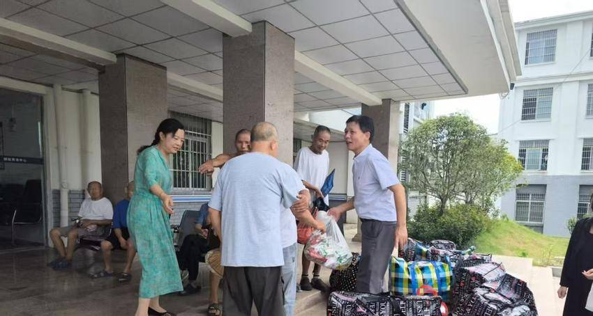 Dawu整合了六个井的住房综合体，使160名老年人可