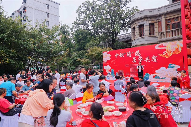 “中秋‘骑’遇 昙华共宴”现场.jpg.jpg
