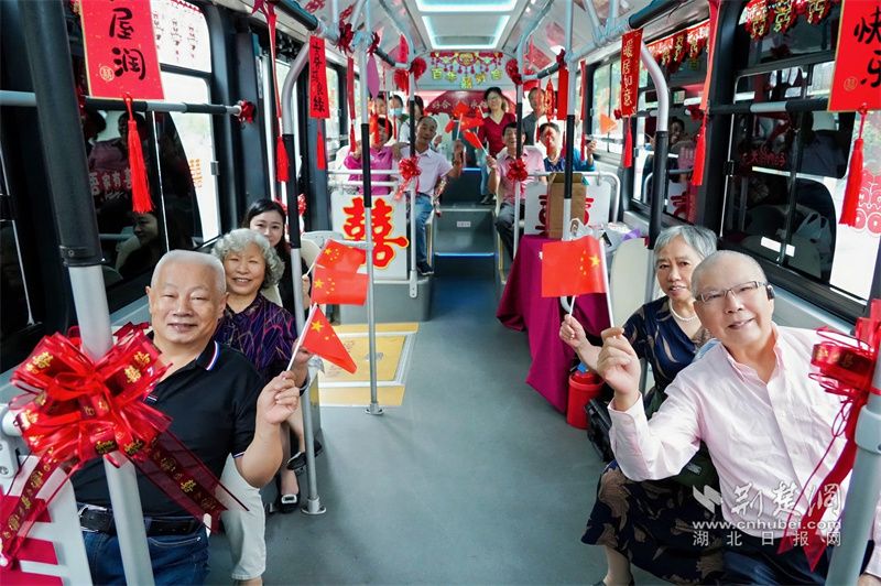 恩爱夫妇代表乘坐幸福巴士.jpg.jpg