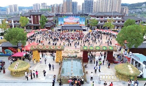 2025年的中国农民收获节Shiyan Home（Zhushan）活动开始，桃花学地庆祝收成