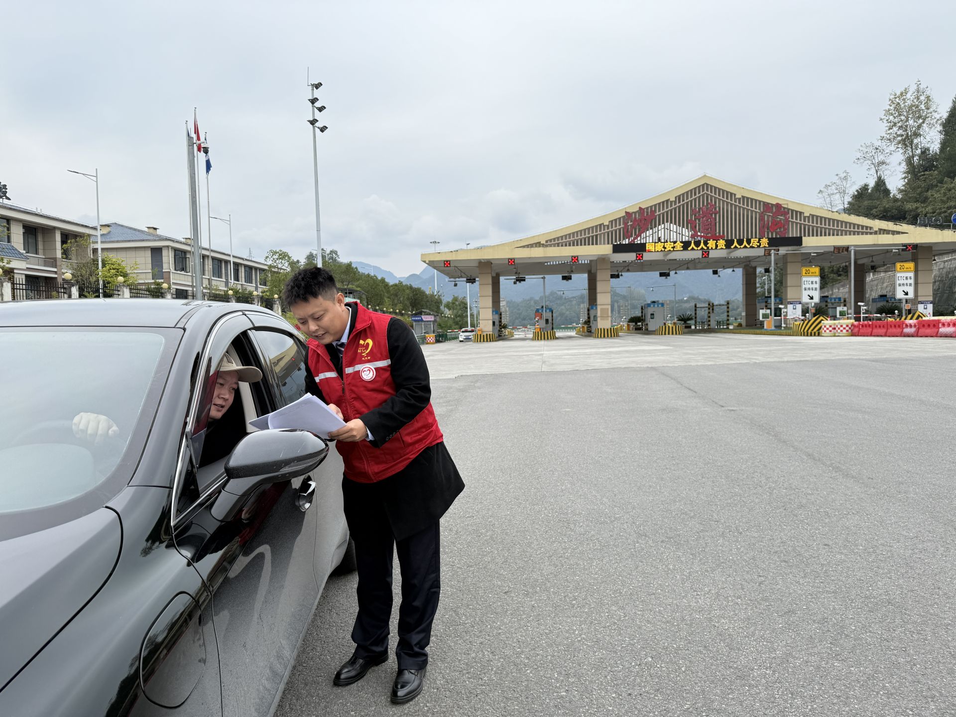 西北湖高速公路开展调查，向司机和乘客询问精