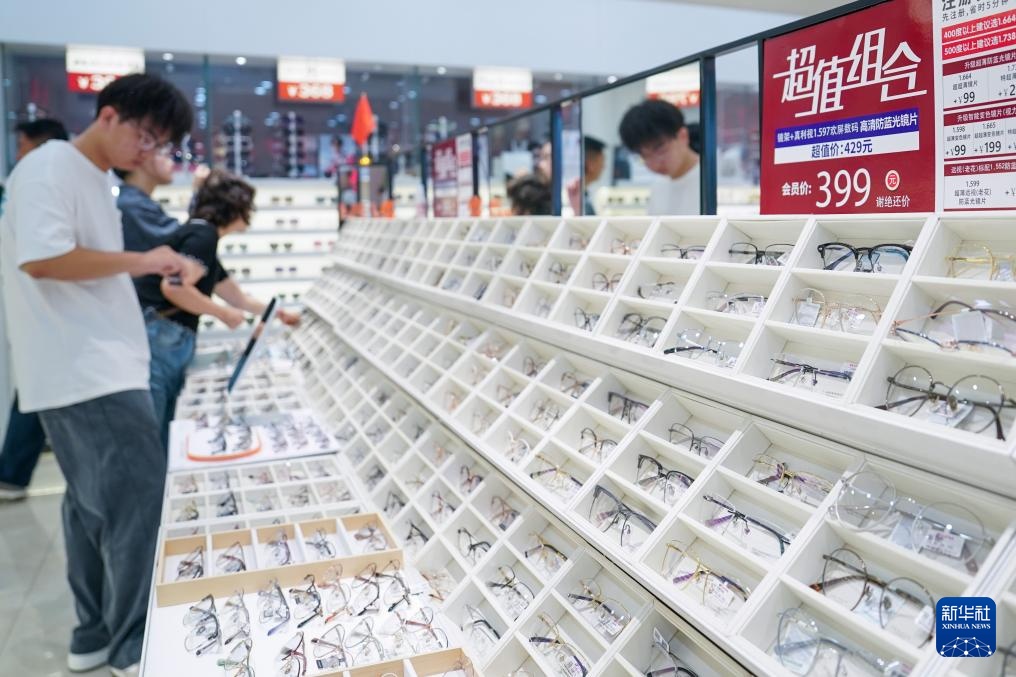 人们在中国丹阳国际眼镜城内选购眼镜（10月2日摄）。每年数以亿计的眼镜