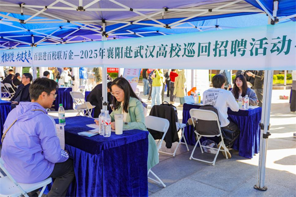 “人才汇聚荆州，百州、百所学校、万家企业合