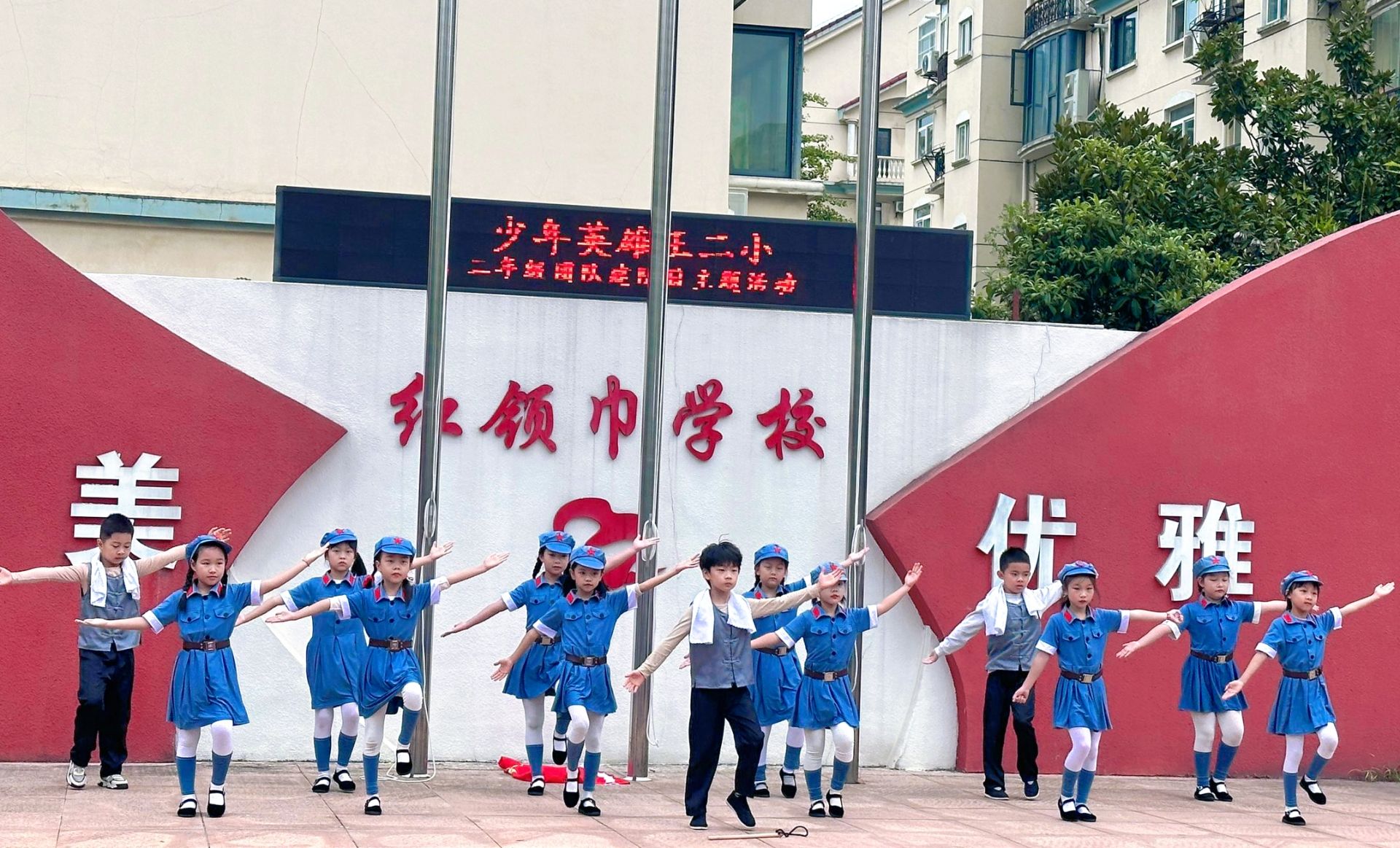 为身临其境的对话英雄建立坚实的红色基地，加