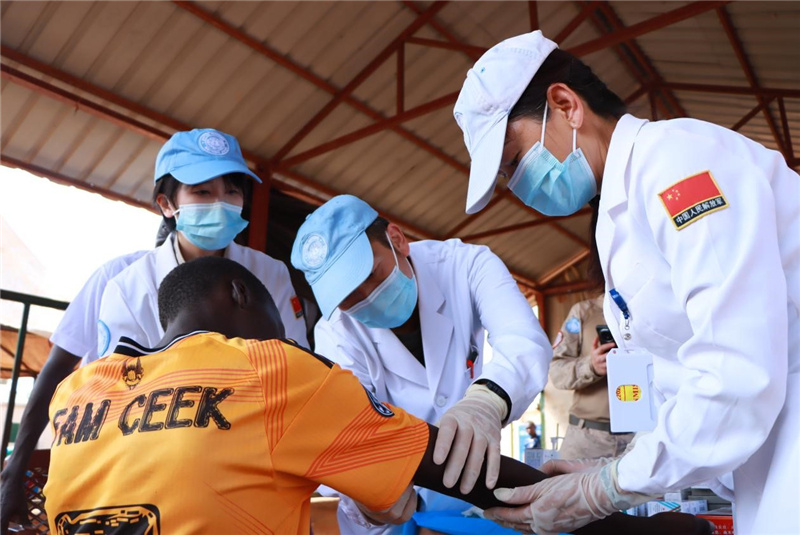 中国赴南苏丹维和医疗队正在向南苏丹运送人道