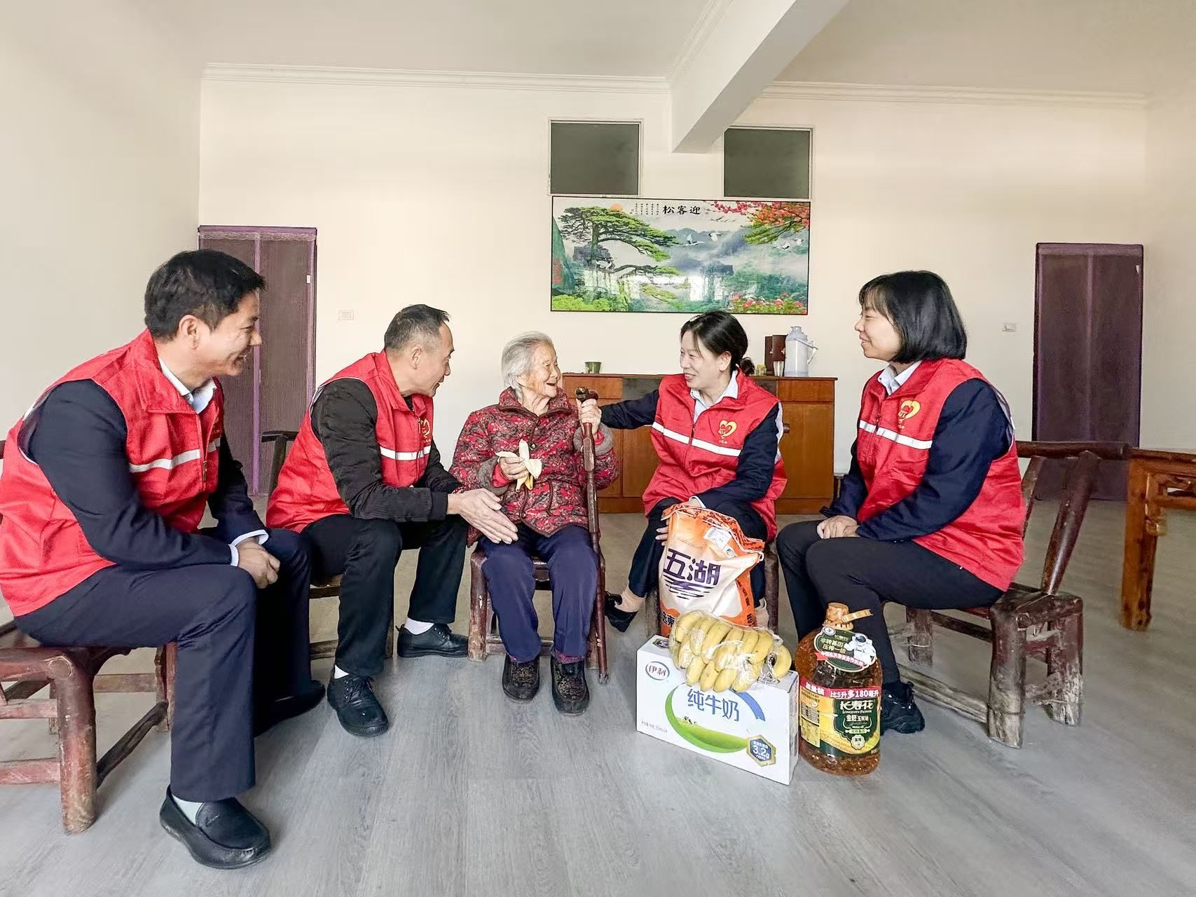 “志愿者红”暖金秋，京珠高速开展重九敬老活