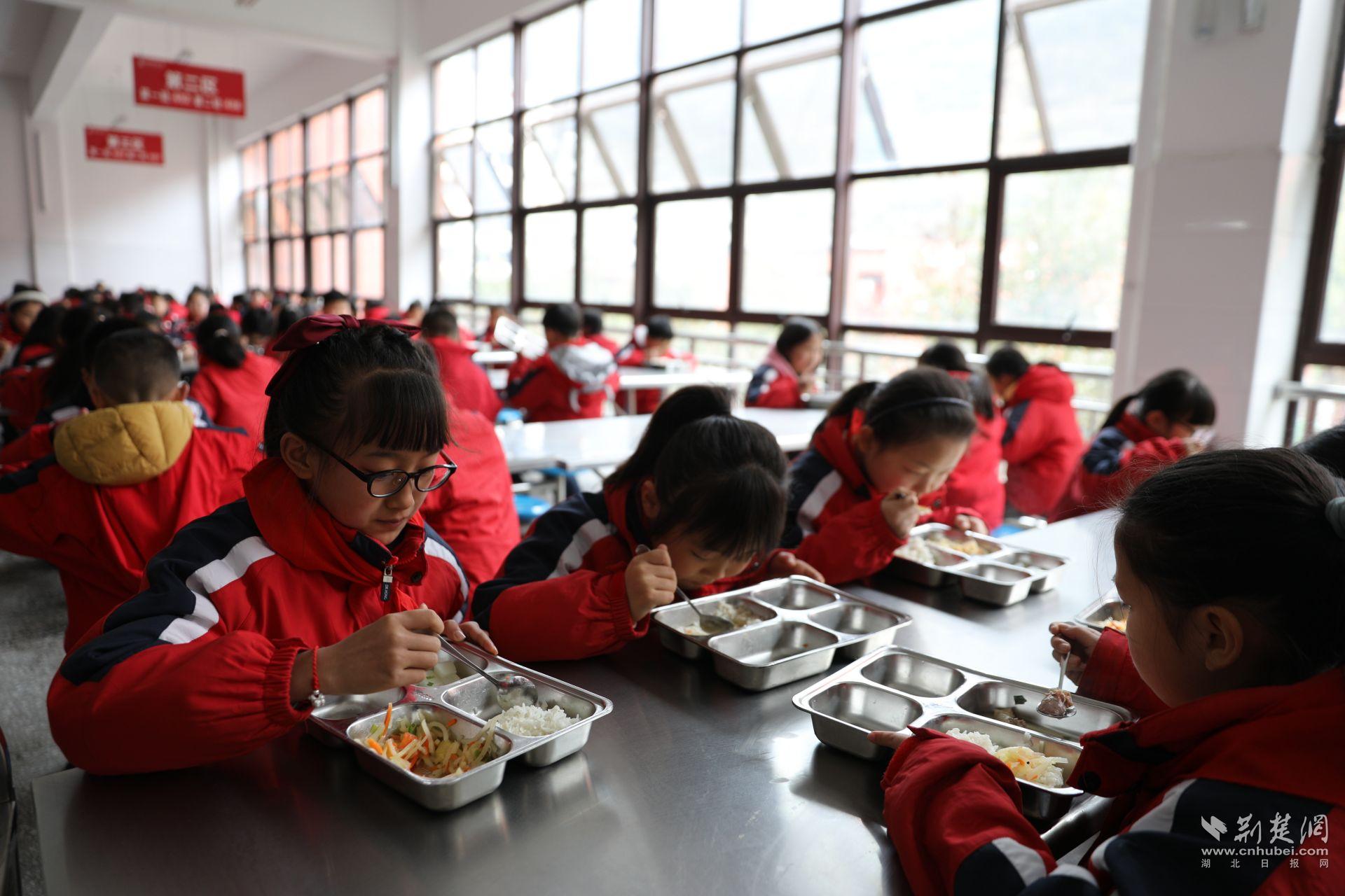 鹤峰县思源实验学校的学生正在就餐。.JPG.JPG