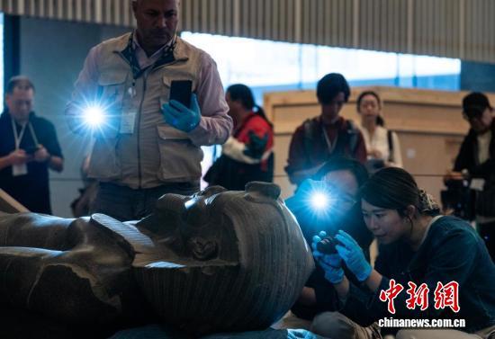 香港故宫文化博物馆“拆封”古埃及法老雕像