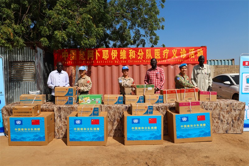 中国赴阿卜耶伊维和部队为当地提供义诊