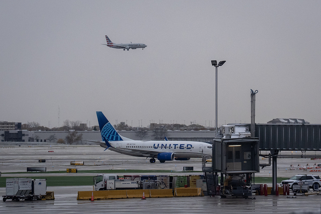 政府重新开放后，美国航班削减幅度降至 3%