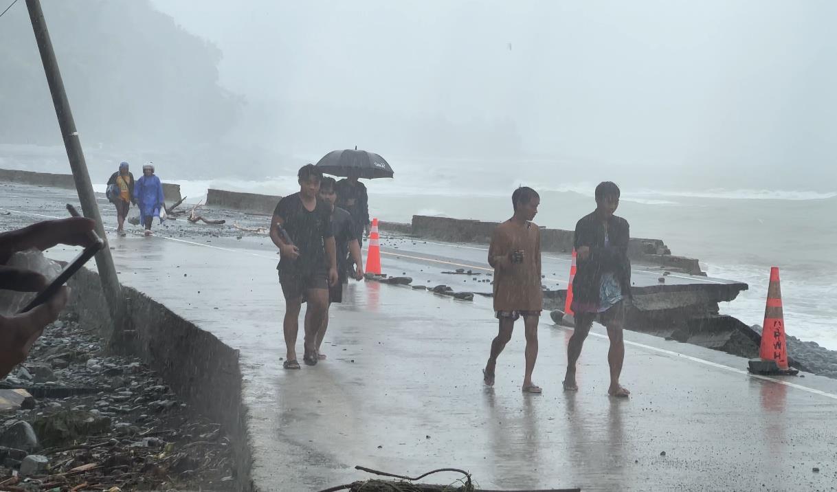 台风“菲尼克斯”在菲律宾造成 18 人死亡