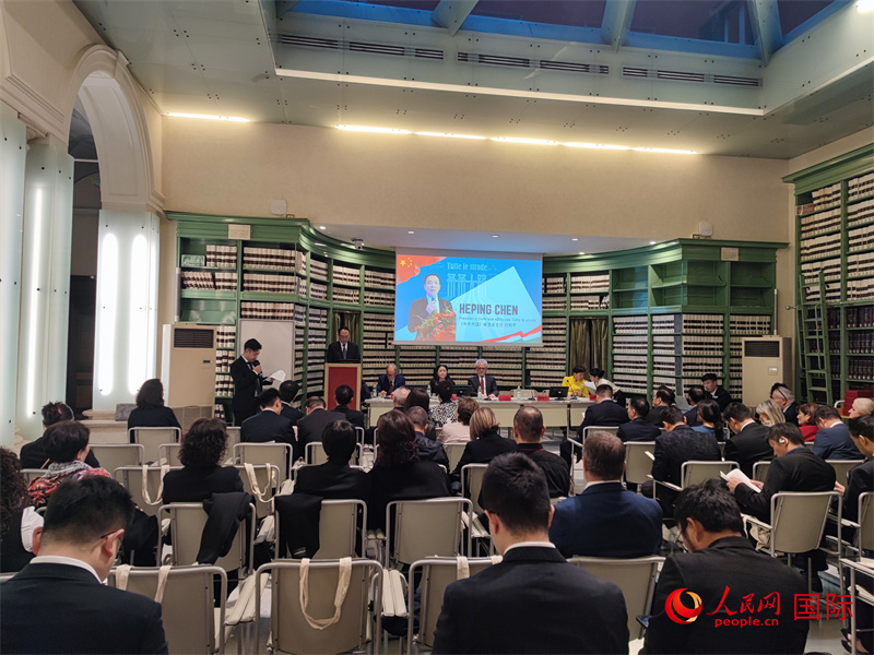 他们举行新闻发布会纪念新书《一路走来》上市