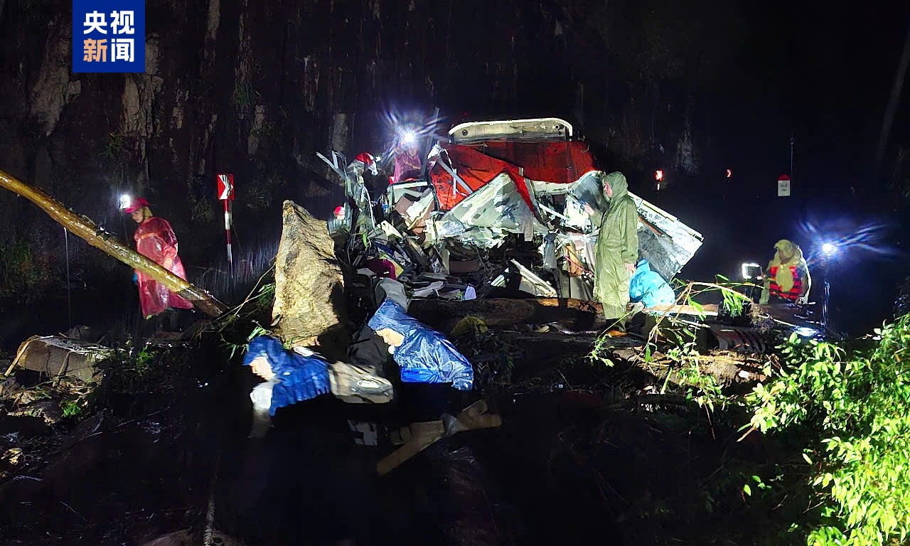 越南高速公路发生山体滑坡，一辆公交车被掩埋