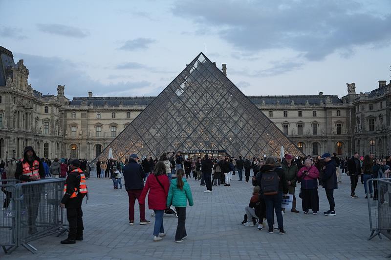 卢浮宫抢劫案的嫌疑人被指控参与有组织抢劫。