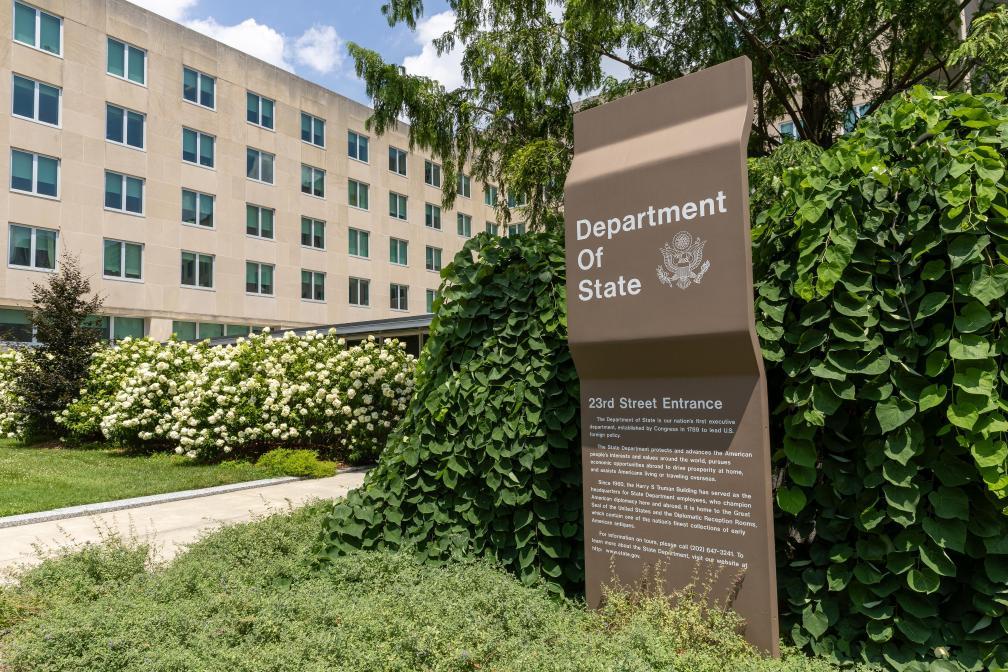 一年内，美国政府撤销了8万份非移民签证。