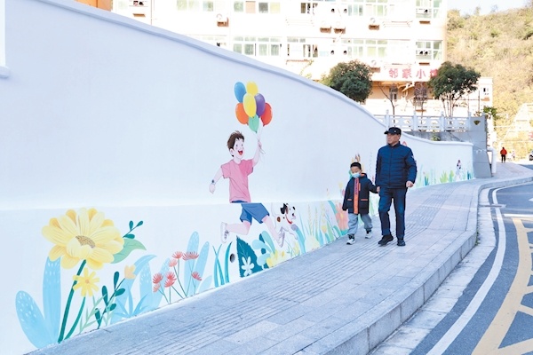 色彩缤纷的壁画装扮着这座城市