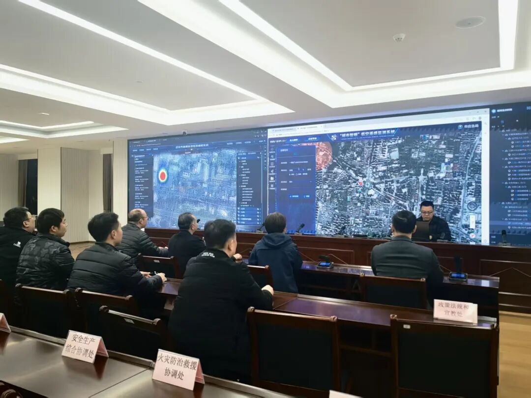 平安夜武汉急救人员执勤