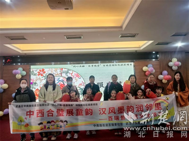 汉服体现了邻里绘画儿童的兴趣。武昌国际社区