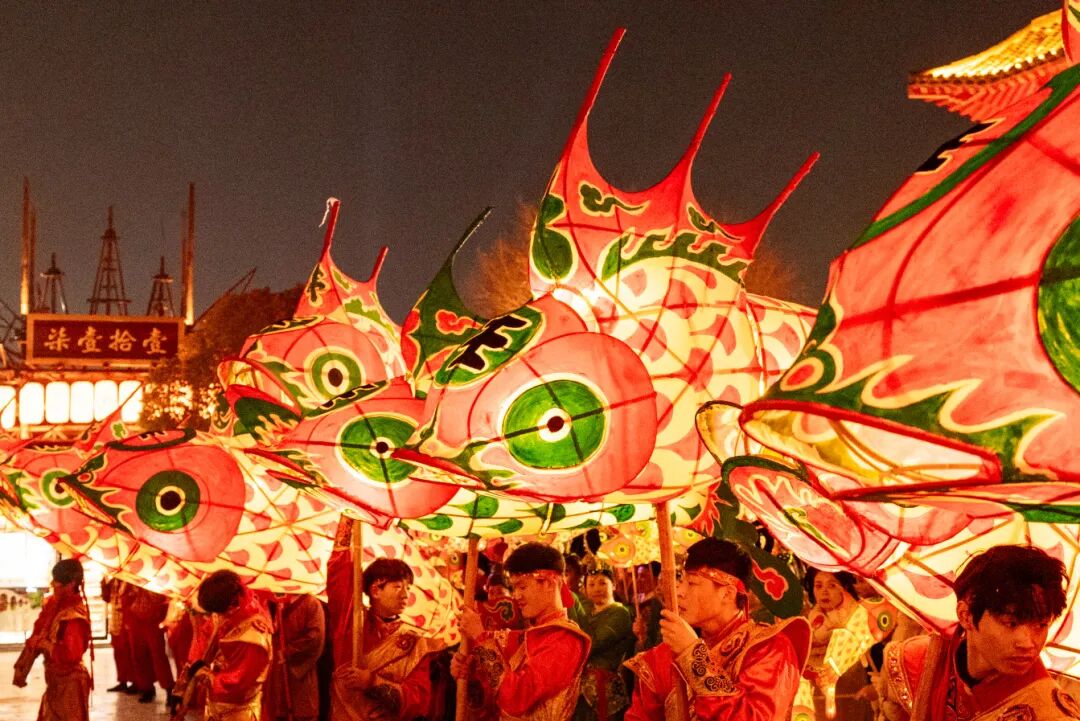 凤笛声动，玉壶光芒旋