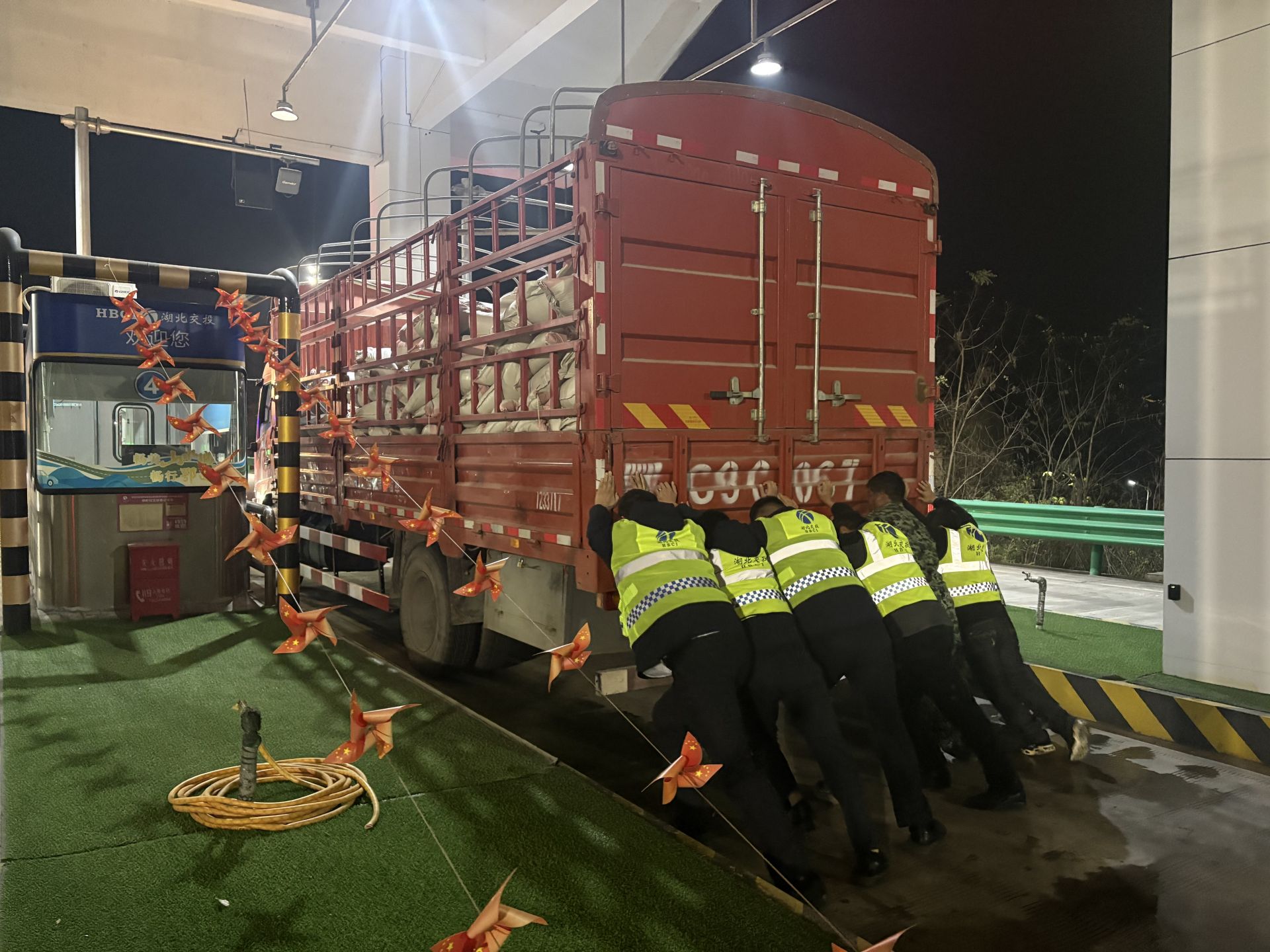 避免寒冷的夜晚：卡车停在收费站，高速公路乘