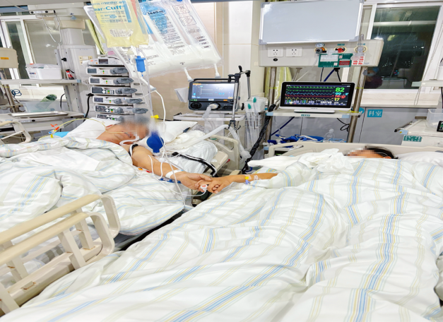 两人与ICU“救生员”紧紧牵手